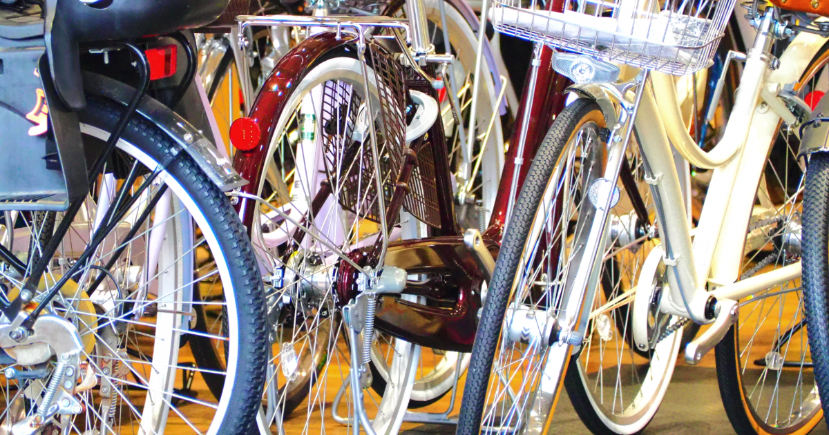 自転車屋に置かれた多くの自転車