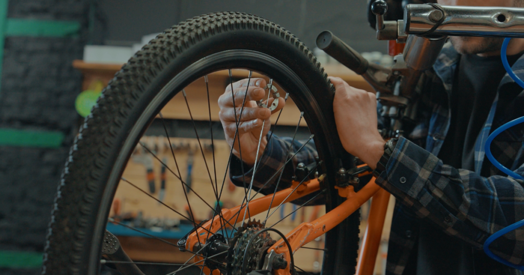 自転車の修理をする人