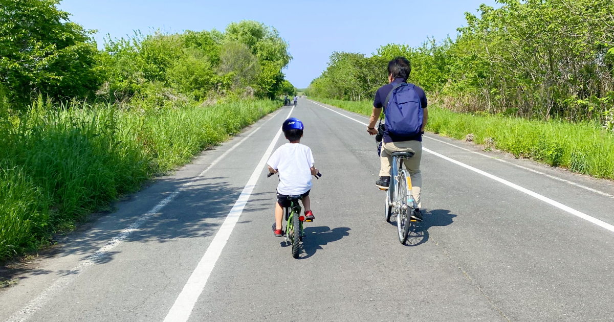 自転車で走る親子